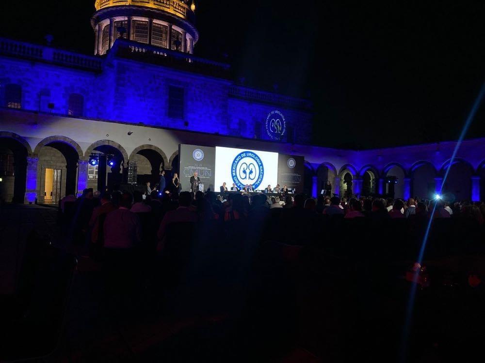 عودة الدكتور محمد نافع إلى أرض الوطن بعد إنجاز طبي عالمي